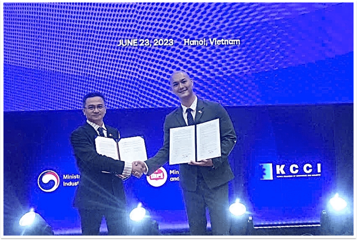 Đại diện DiHotel và YANOLJA CLOUD PTE. LTD (Hàn Quốc) trao biên bản MOU tại Diễn đàn kinh tế Việt Nam - Hàn Quốc 2023 tại Hà Nội.