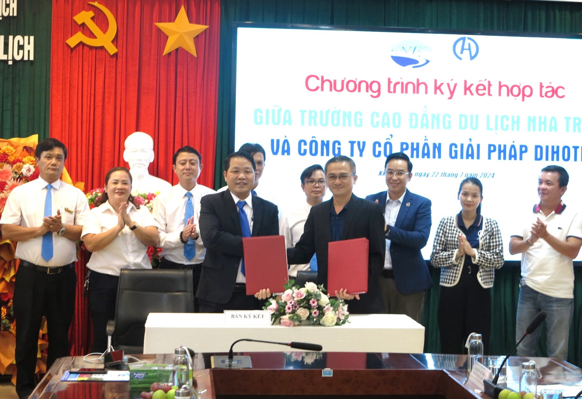 Trường Cao đẳng Du lịch Nha Trang và Công ty Cổ phần Giải pháp DiHotel ký kết hợp tác.