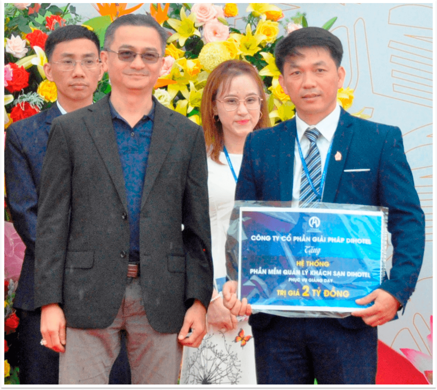Ông Nguyễn Vĩnh Tâm - Chủ tịch HĐQT Công ty cổ phần giải pháp DIHOTEL trao biểu trưng phần mềm trị giá 2 tỷ đồng cho Trường Cao đẳng Đà Lạt