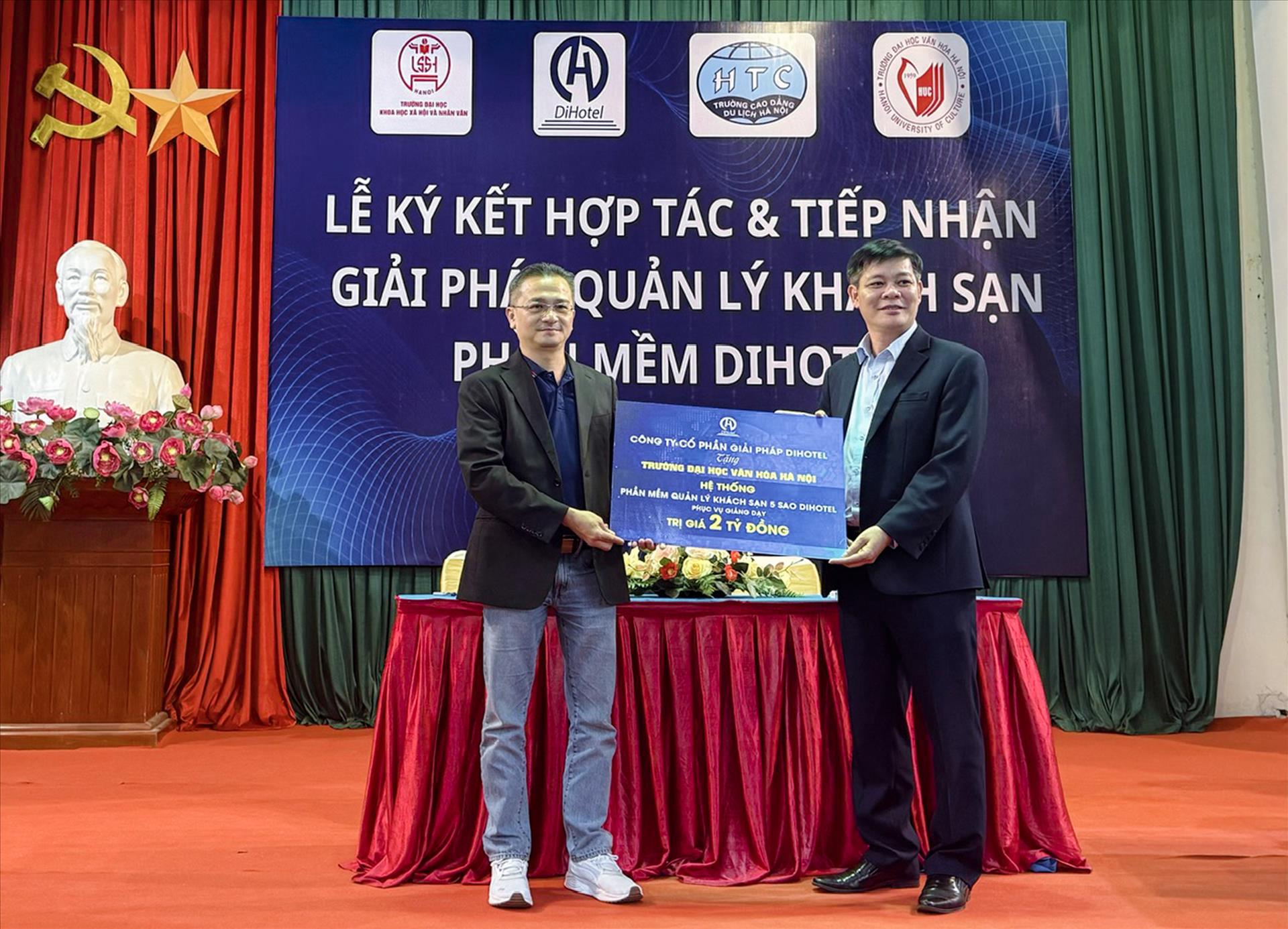 Ông Nguyễn Vĩnh Tâm, Chủ tịch HĐQT DiHotel trao tặng phần mềm cho trường Đại học Văn hóa Hà Nội.