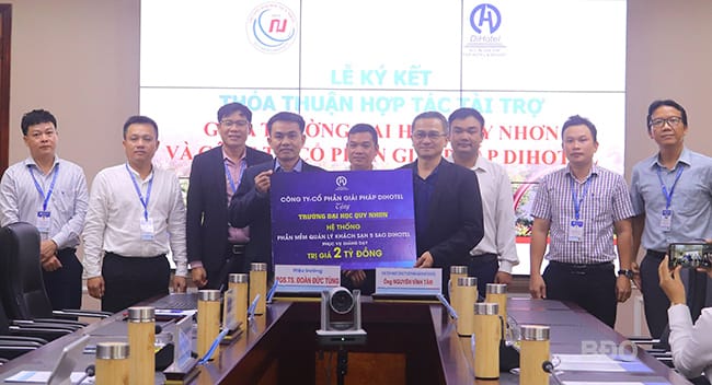 Trường ĐH Quy Nhơn tiếp nhận phần mềm DiHotel được trao tặng. Ảnh: HỒ ĐIỂM