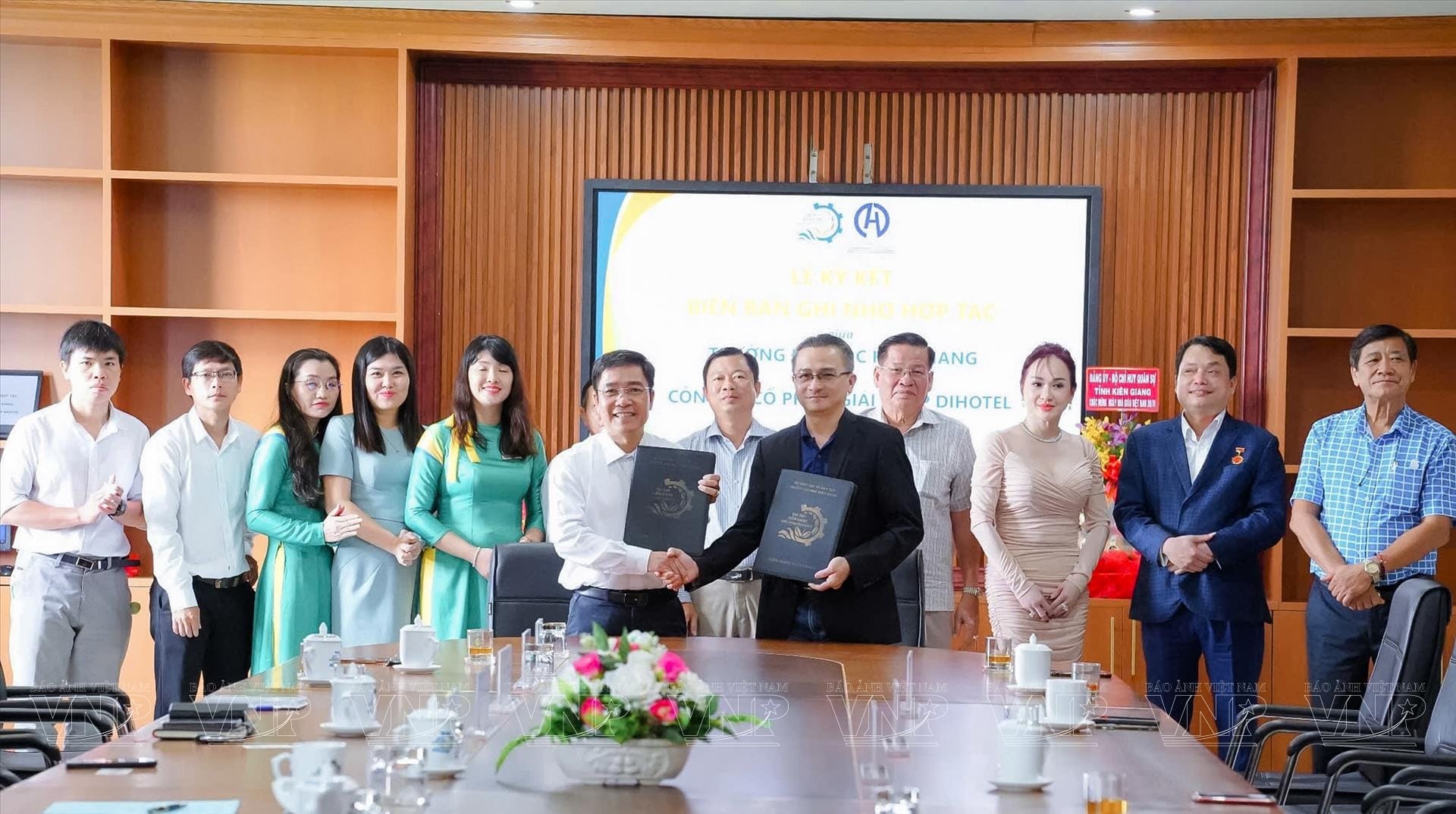 PGS, TS Nguyễn Trung Cang, Phó hiệu trưởng trường Đại Học Kiên Giang (bên trái) tiếp nhận (biểu trưng) phần mềm mang tên DiHotel và chương trình đào tạo miễn phí cho sinh viên ngành Du lịch do ông Nguyễn Vĩnh Tâm - Chủ tịch HĐQT Cty giải pháp DiHotel (bên phải) trao tặng. Ảnh Sỹ Dũng