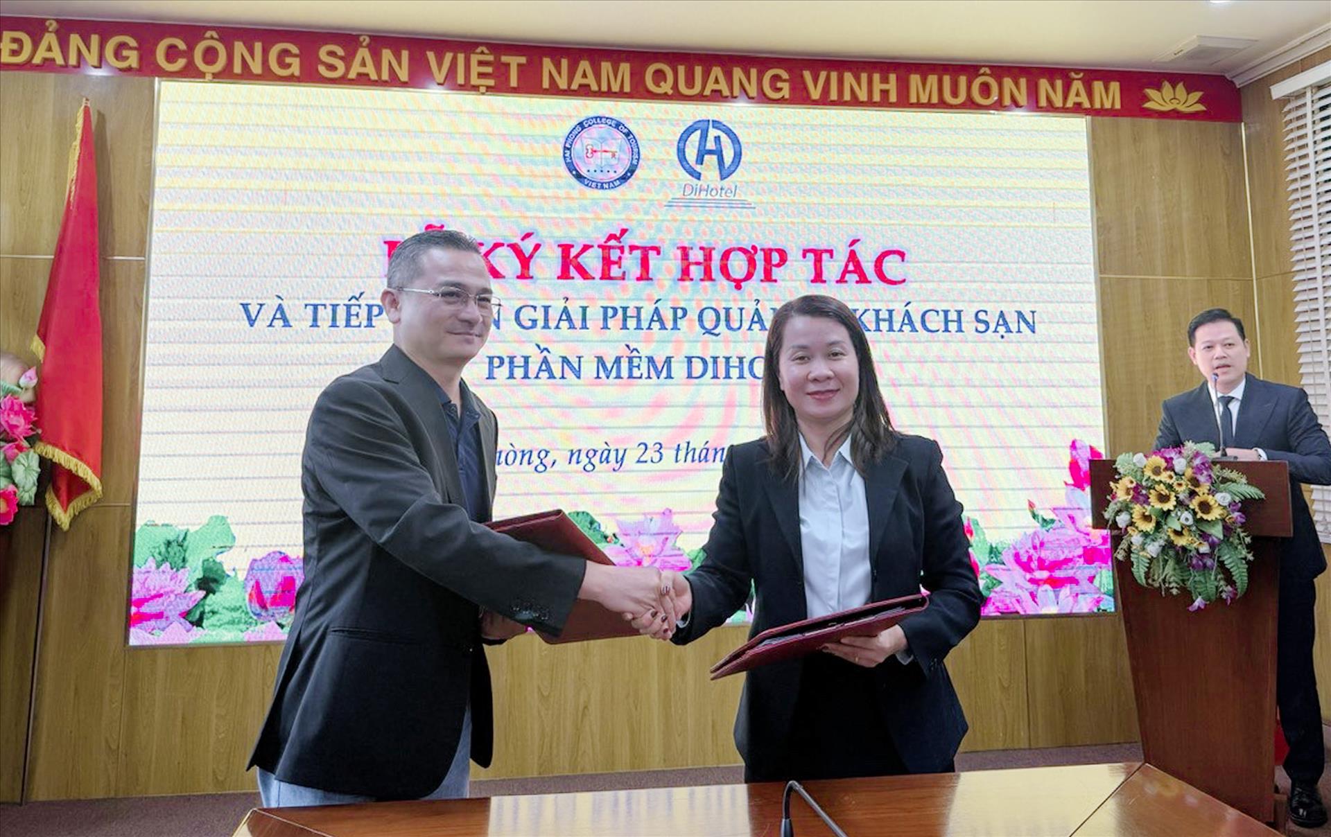 Ông Nguyễn Vĩnh Tâm (trái), Chủ tịch HĐQT DiHotel và bà Nguyễn Thị Hải Hoà, Phó hiệu trưởng trường Cao đẳng Du lịch Hải Phòng.