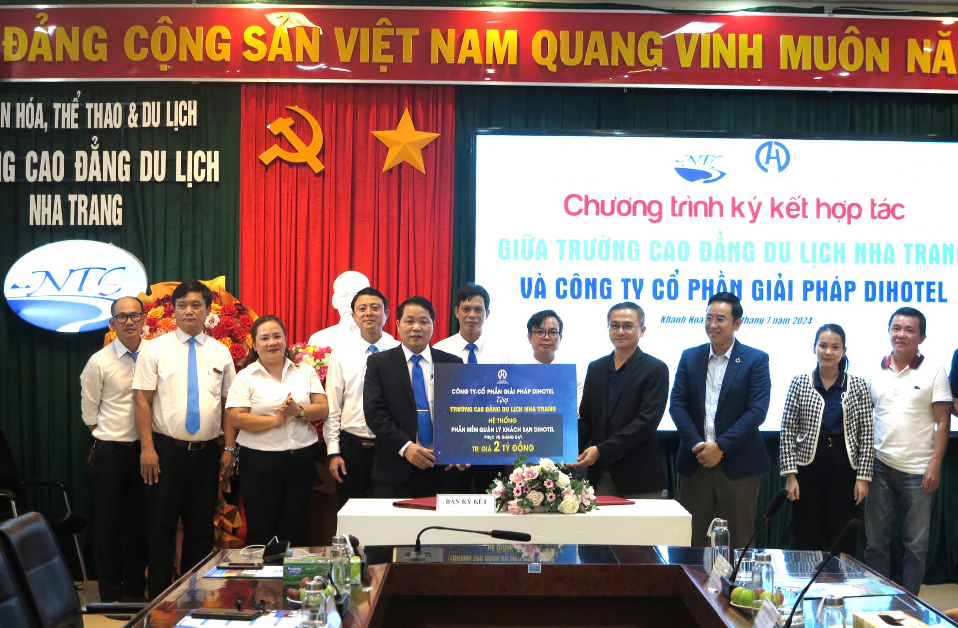 Công ty Cổ phần Giải pháp DiHotel trao tượng trưng phần mềm quản lý khách sạn cho nhà trường.