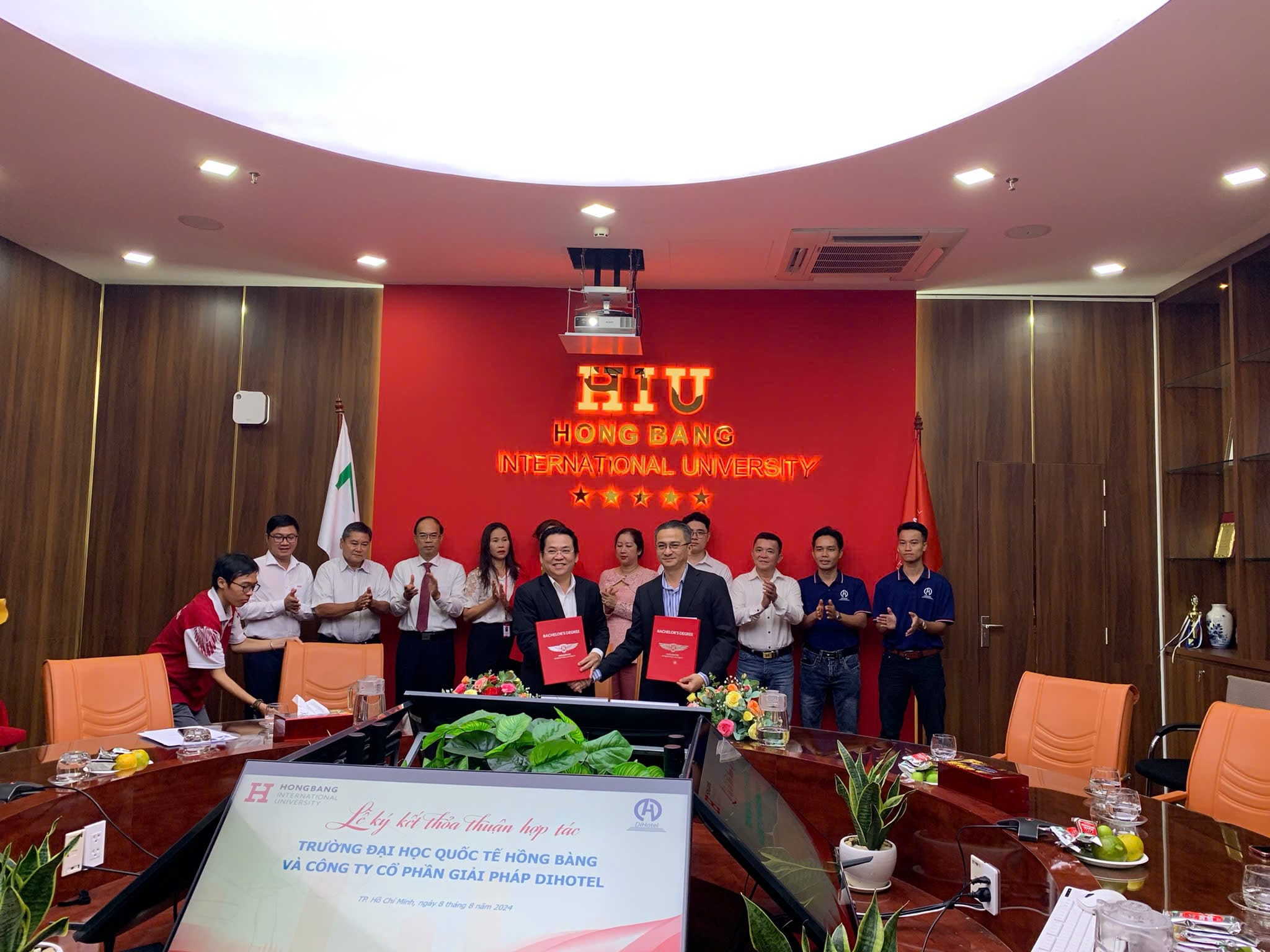 Quang cảnh Lễ ký kết và bàn giao cung cấp phần mềm DiHotel phục vụ cho việc giảng dạy và huấn luyện chuyên ngành Du lịch cho sinh viên.
