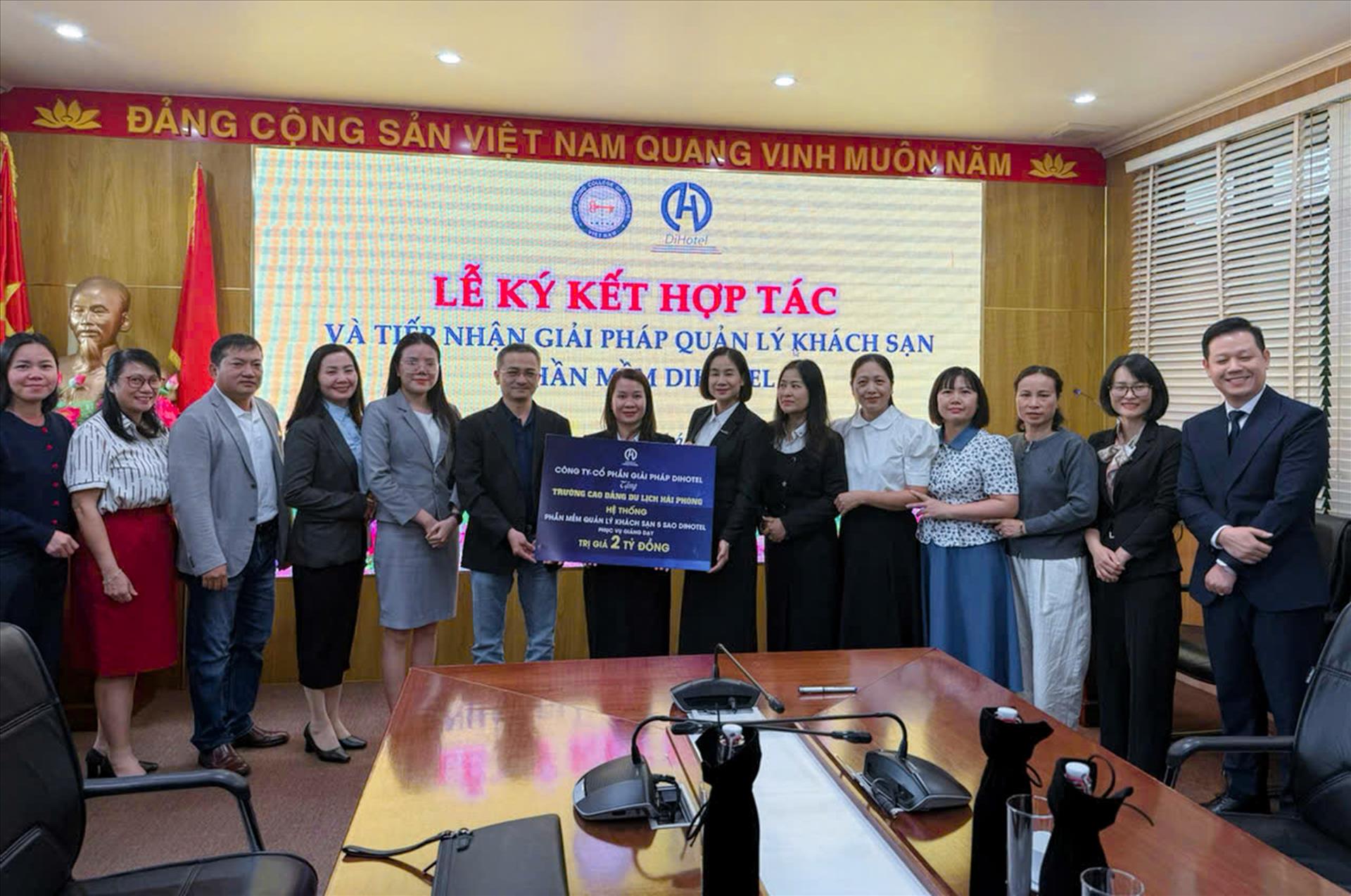 Ông Nguyễn Vĩnh Tâm, Chủ tịch HĐQT DiHotel trao tặng phần mềm trị già 02 tỷ đồng cho trường Cao đẳng Du lịch Hải Phòng.