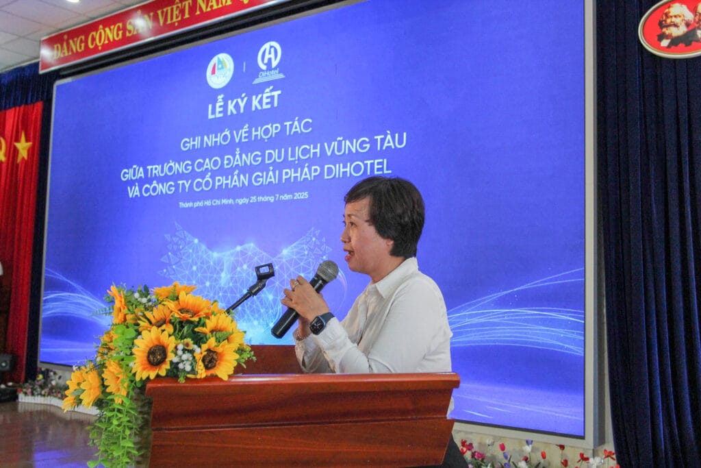 Cô Đinh Bích Diệp, Bí thư chi bộ, Hiệu trưởng nhà trường phát biểu tiếp nhận phần mềm